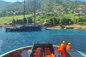 VIDEO Odsukana luksuzna superjahta koja se jučer nasukala na Hvaru - pomoć stigla iz Ploča!