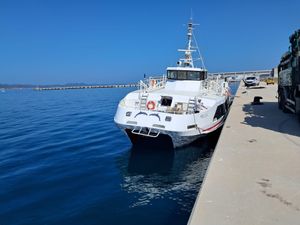 Trebalo im je tri dana, a havarija se dogodila ispred luke! Ministarstvo mora objavilo fotografije napokon privezane Melite