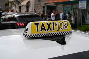 Taksi-tvrtka U Dubrovniku dobila kaznu od čak 96.000 eura! "Spavaju u autima, tuširaju se na plaži"