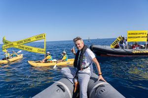 CIRKUS NA MORU ISPRED ISTRE Iz Greenpeacea zakamuflirali pente i doveli "Gradonačelnika Svemira" - Prosvjeduju protiv potopljene platforme i fosilnog goriva