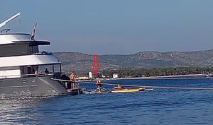 VIDEO - S Jahte kod Zlarina igrali golf: "Loptice išle svuda - i u more i u borove!"