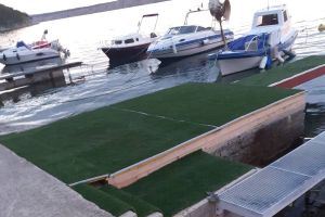 TEPIH RIVA Uklonjena ilegalno postavljena konstrukcija na rivi u Jadranovu