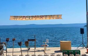 Zbog vjetra prekinuta trajektna linija Sumartin - Makarska, pojačan priljev vozila prema moru