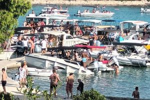 Kasno u noći uklonjeni nezakonito postavljeni pontoni na Drveniku Velom