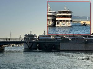 RADE ŠTO IH JE VOLJA Mini-kruzeri se u Trogiru privezuju za most i blokiraju manjim plovilima siguran prolaz