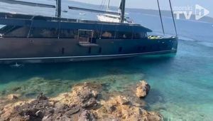 VIDEO Vlasnik superjahte Reposado odgovorio kako su se uspjeli po mirnom vremenu nasukati na Hvaru: "Sve završilo u najboljem redu zahvaljujući brzoj reakciji" - Pogledajte i snimku!
