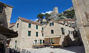 Grad Omiš osigurao smještaj za evakuirano stanovništvo te tople obroke za stanovnike i goste pogođene požarom