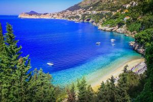 Sunčano uz buru na sjeveru, te visoke temperature posebno na jugu Jadrana