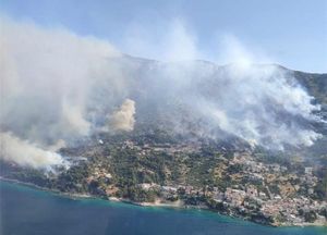 Objavljena snimka iz kanadera - HVZ: "U tijeku je gašenje najvećeg požara u dosadašnjem dijelu sezone, u pripravnosti i mornarica!"