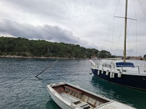 SIGURNOSNI I EKOLOŠKI PROBLEM Potopljena jedrilica u Vrboskoj na Hvaru već pola godine na dnu mora