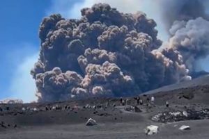 ETNA ERUMPIRALA Turisti bježe glavom bez obzira, magma probija na površinu - pogledajte video!