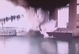 PODVODNI EKSPLOZIV Ukrajinci minirali Krimski most sa 1100 kg eksploziva - pogledajte video!