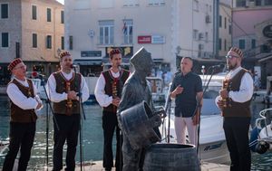 DI JE BIJA? Otvara se brončana skulptura momka "Šime" u Vodicama!