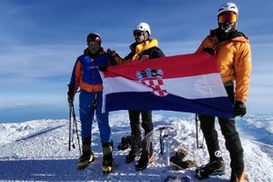 MA KAKVA ŠKRTOST! Bračani ruše stereotipe u humanitarnoj akciji „Srcem kroz planine