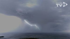 VIDEO Snimili smo superćeliju iznad Poreča ispod koje je nastao nered na istarskoj obali
