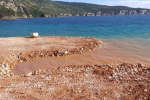 UNIŠTAVANJE PODMORJA Državni inspektorat još uvijek istražuje strašno onečišćenje u Komiži. LU Split već zna da - nema devastacije!