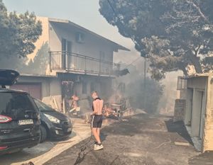 GORE KUĆE, POČELA EVAKUACIJA S MORA Vatrogasci priznali: "Nemamo kontrolu, spašavamo kuću po kuću!"