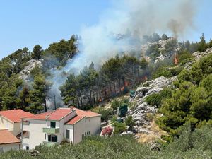 DRAMATIČNE SNIMKE IZ MAKARSKE Opet se spašavaju kuće!