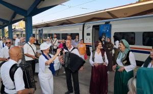 PONOVNO POVEZIVANJE Prvi turistički vlak krenuo iz Sarajeva za Ploče