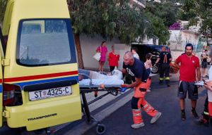 SKLIZNUO NIZ STIJENU KOD OMIŠA Ozlijeđeni strani državljanin zbrinut u zajedničkoj akciji vatragasaca i HGSS-a