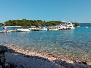 NEZAKONITA ZARADA Na Drveniku Velom nezakonito postavljeni pontoni: "Trebali su biti uklonjeni prije 3 dana, zašto Grad Trogir ne djeluje po rješenju?"