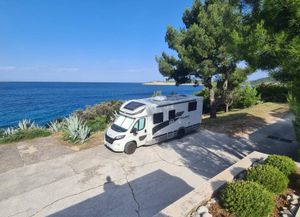 Besplatno ljetovanje s pogledom od milijun eura: "Kamperima dođu ljudima ispred kuća na Cresu, a imaju kamp samo 3 km dalje!