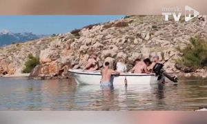 Zadarska policija istražuje osobe koje su se s pivama u rukama nasukale na plažu s djecom kod Vinjerca