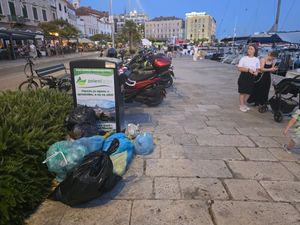 SRAMOTNE SCENE Na šibenskoj rivi tip maltretira sve oko sebe agregatom, smeće posvuda, a komunalni redar - sjedi preko ceste na kavi!
