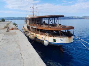 "PIPI" Brod trune vezan za rivu u Omišu, a građani tvrde: "Ovdje je ilegalno, brod je ekološka bomba!"