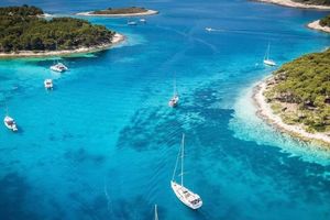 "CRK'O MARSHALL" Morski.hr neslužbeno doznaje: "Noćas su inspektori ugasili zvučnike Carpe Diemu na Paklinskim otocima!"