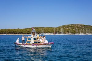 GOSPA OD KAPELICE Neobična procesija brodicom s Gospinom slikom u Rogoznici