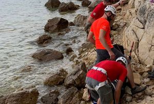 TRAGEDIJA KOD SELCA Pokušao doći do zabačene plaže, pao s litice i poginuo, tijelo izvukli HGSS-ovci!