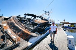 U potpunosti izgorjela superluksuzna jahta dok je bila privezana u luci