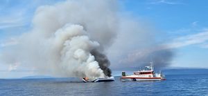 U Kvarneru se zapalio turistički katamaran, dvoje ljudi spašeno