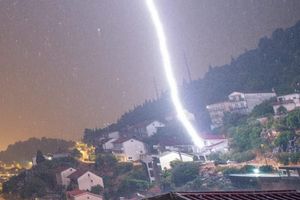 Munja usred nevremena u Pločama pogodila kuću