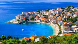 BIJESNA Žena iz BiH bacila "drvlje i kamenje" po turizmu u Hrvatskoj, posebno na Makarskoj rivijeri!