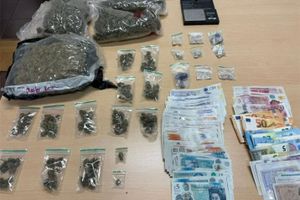 Pretražili apartman Britanaca u Tisnom pa našli hrpetinu droge