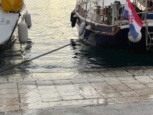 "I GLEDAM MORE GDJE SE K MENI PENJE" Na Visu se more odjednom diglo i poplavilo rivu - o čemu se radi?