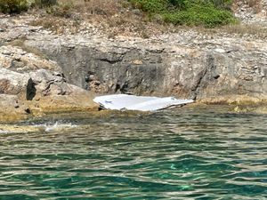 Komadi broda Melita tjednima nakon havarije isplivali na otok Ošljak