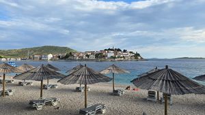 VIDEO - GDJE SU TI GOSTI? Ovo je plaža za vikend i u špici sezone u Primoštenu! Petrina: "To je jer je bilo jugo"