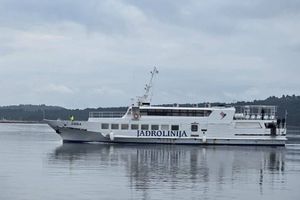 INTERVENIRALA POLICIJA Brod za Zlarin i Prvić odbio primiti putnike, oni mu potom nisu dali da isplovi