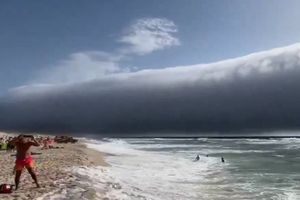 U JEKU TOPLINSKOG VALA Vrlo rijedak vremenski fenomen - zastrašujući oblak nadvio se nad plažom, a evo o čemu se točno radi!