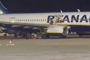 Lažna dojava o požaru u zrakoplovu Ryanaira: "Putnici skakali s krila!"