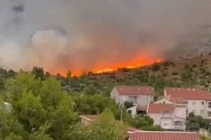 VATRENA STIHIJA Požar u okolici Šibenika izbio nakon udara groma?!