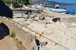 UGROŽENA SIGURNOST DJECE? U Seget Vranjici prijavljuju totalni nered na pomorskom dobru! Načelnik: Tu će biti parking i gotovo, pitajte njih što su radili na pomorskom dobru!"