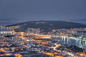 Gol sjedio pored mora u Trogiru i masturbirao