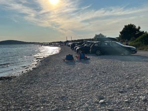Na kupalištu Jadrija pišu se kazne, pa se vozači krenuli parkirati na plaži