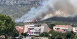 Opet gori u Dalmaciji - Požar iznad Kaštela, dignuta su i tri kanadera