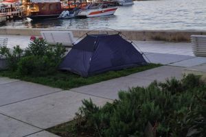 Netko je nasred splitske rive razapeo - šator!