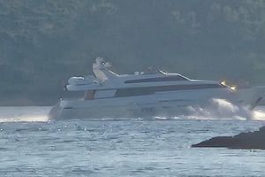 BRAVO MAJSTORE Punim gasom glisira na 100 m od obale između Vele Rave i Dugog Otoka